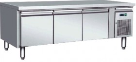 U-GNH 3100 TN Háromajtós alacsony hűtött munkaasztal, 317 liter 